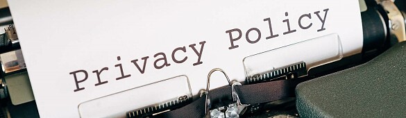 Schreibmaschine mit Zettel und Aufschrift: privacy policy